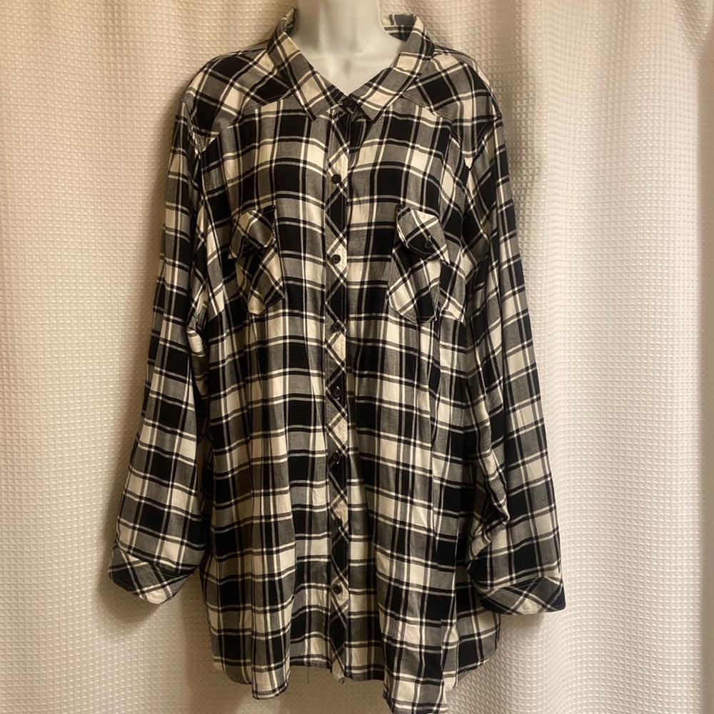 Torrid black and white plaid button up shirt size 5